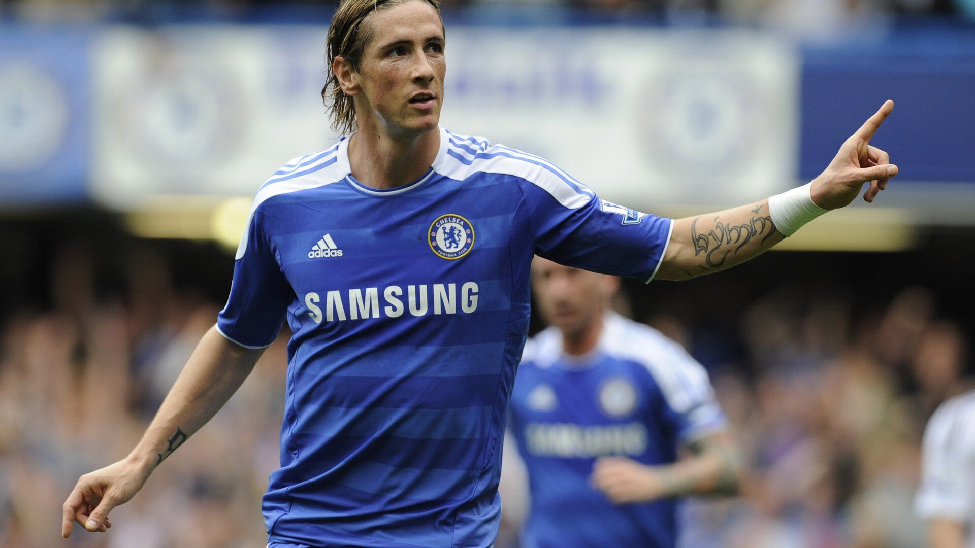 多特蒙德中场调度流畅形成压倒性控球，多特蒙德中场球员